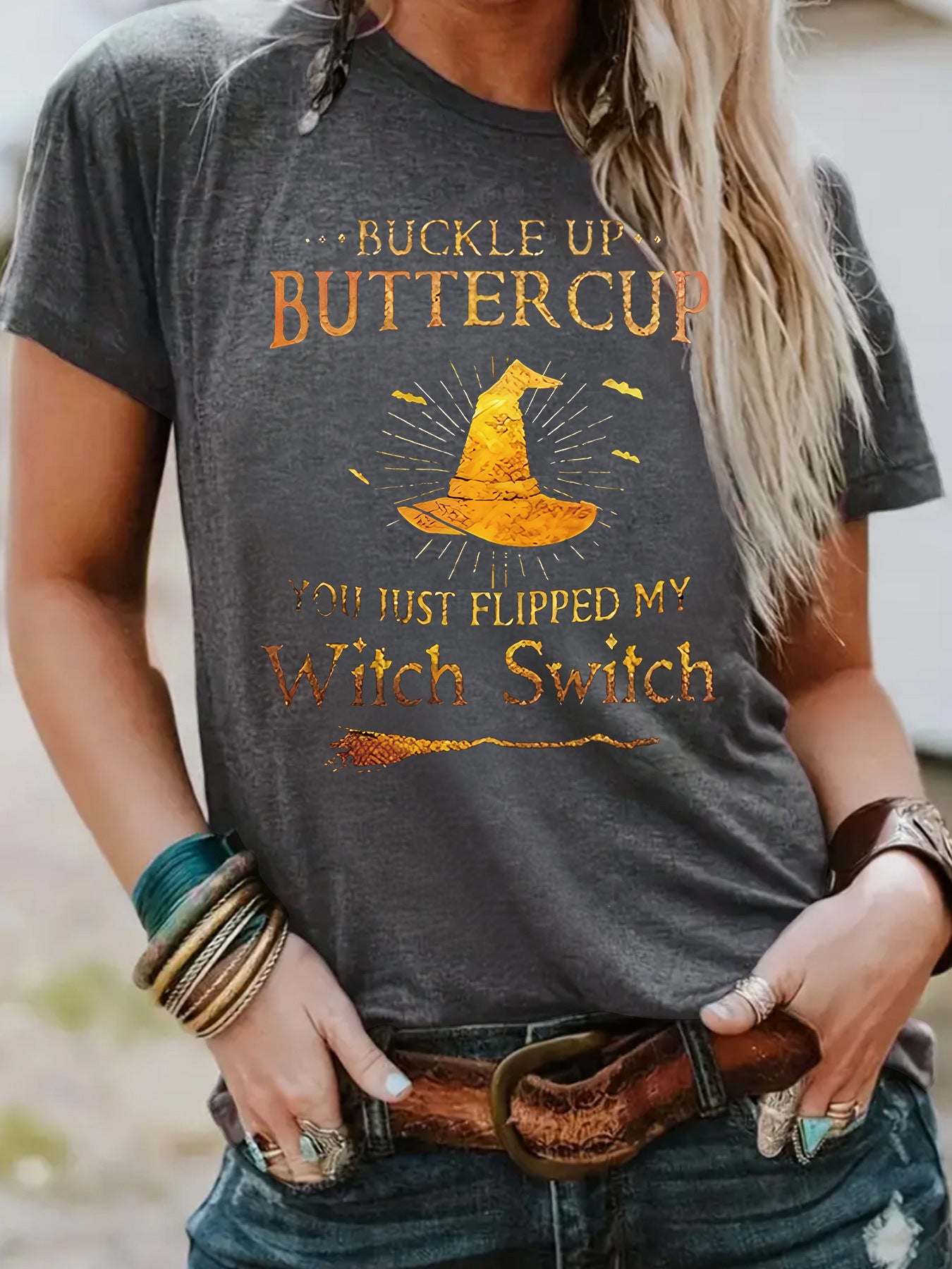 T-shirt Halloween letters and wizard hat